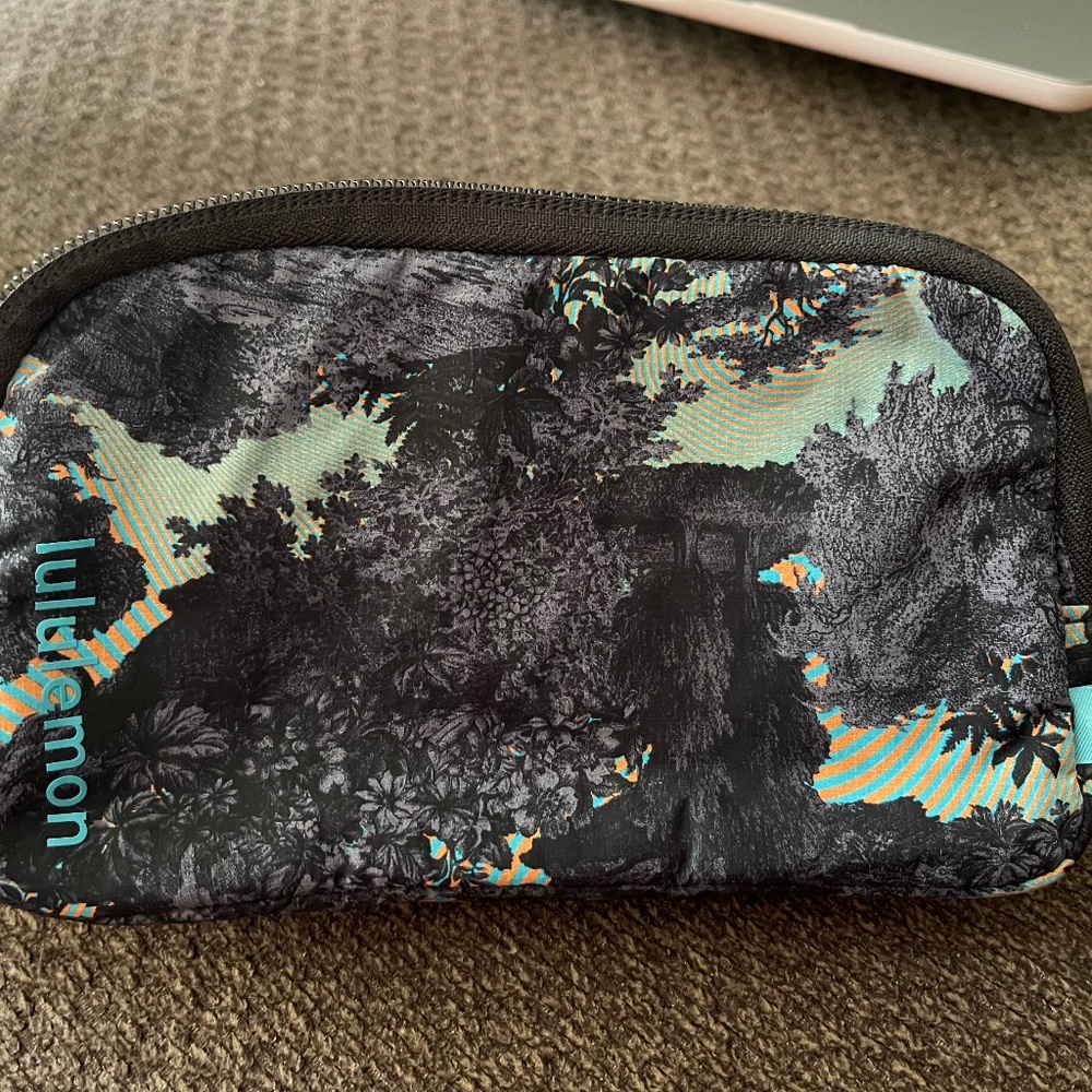 Lululemon Mini Belt Bag Psychedelic Toile Peri Purple Multi NWOT